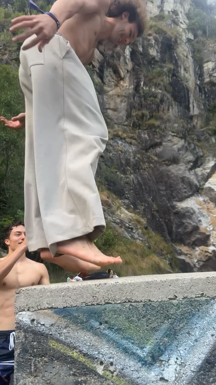Derselbe Sprung einen Augenblick später: frei in der Luft, die Füsse schon über der Kante, daneben wird gejubelt.