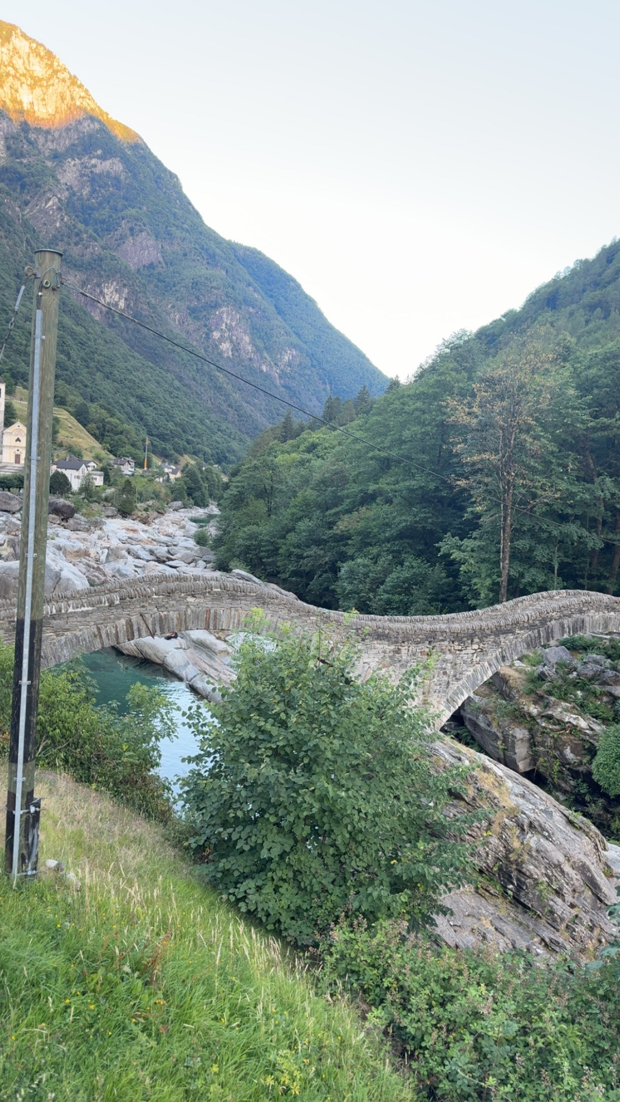 Die doppelbogige Steinbrücke Ponte dei Salti spannt sich über den Fluss im Verzascatal.